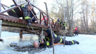 Jégről mentettek a tűzoltók