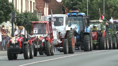 Száguldás, traktor, szerelem