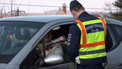 Virággal kedveskedtek a női sofőröknek