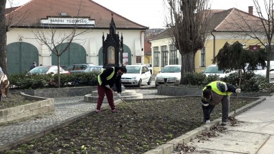 A terelőszigeteket szépítik a Városgondozás