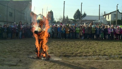 Kiszebábégetéssel temették a telet