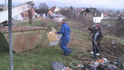 Takarítás a Béke utca végén