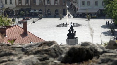 A várból lő a Dobó térre Mónus József