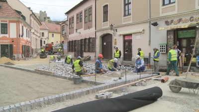 A Kis Dobó téren már a kőburkolatot rakják