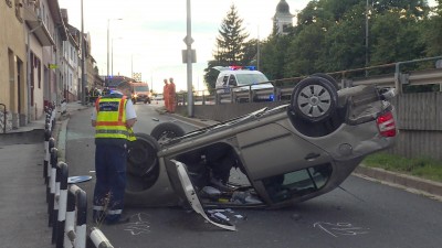 Fejre borult egy autó a viaduktnál