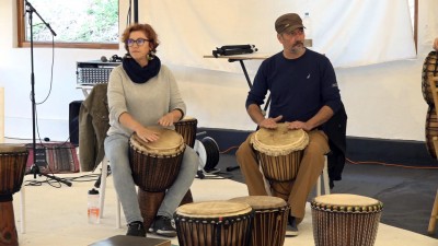 Élőművészeti performanszokkal szórakoztatták