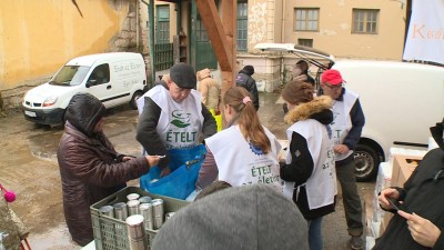  Több száz adag ételt osztanak