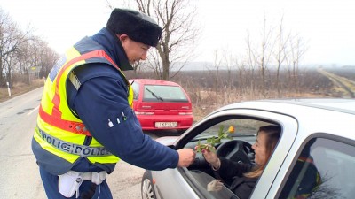 Nőnap: virággal kedveskedtek a hölgyeknek