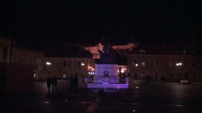 Lila fénybe borult a Dobó szobor