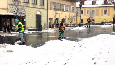 Folyamatosan tisztítják az utakat és a járdákat