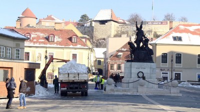 Hétvége óta dolgoznak a hó eltakarításán