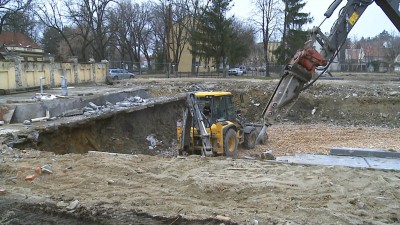 Bontják a Bárányban a medencét