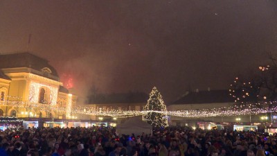 Több százan ünnepelték az új évet a Dobó téren