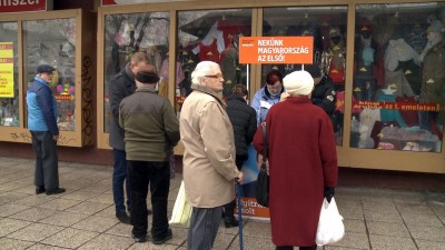 Városszerte gyűjtik az aláírásokat a pártok