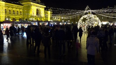 Ünnepi fénybe borult a Dobó tér