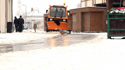 Folyamatosan takarítják az utakat