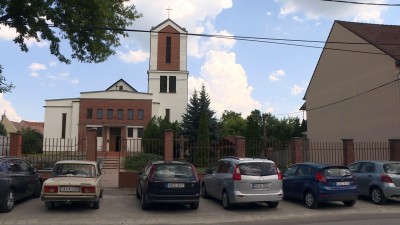 Megújult Jézus Szíve templom előtti parkoló