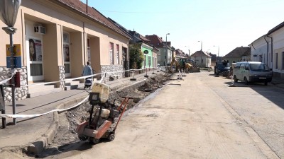 Ütemezetten halad az utak és járdák felújítása