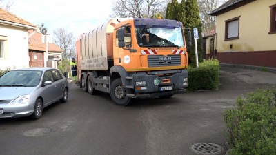 A parkoló autók miatt nem tudják elvinni a szemetet