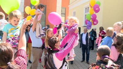 Emeljünk magasba minél több gyereket!