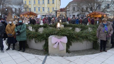 Az Érseki Palota udvarán is felgyúlt az adventi koszorú