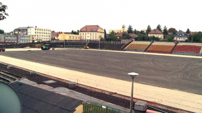 Szentmarjay stadion: helyükön a világítótestek