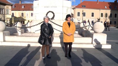 Lila fénybe borul a Dobó szobor